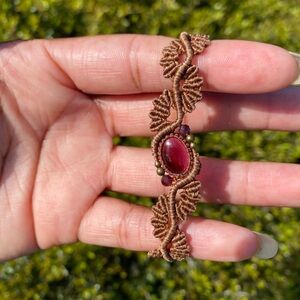 Gemmy Garnet. Macrame Bracelet